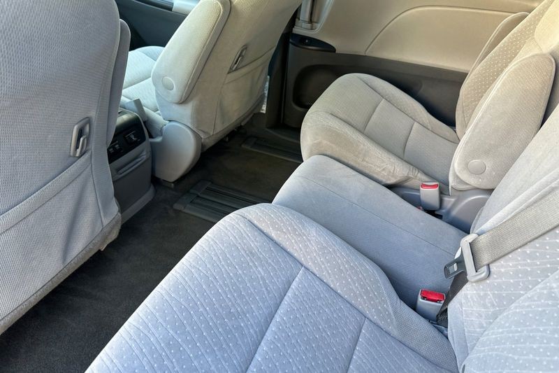Toyota Sienna Vehicle Full-screen Gallery Image 12