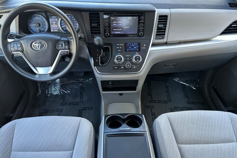 Toyota Sienna Vehicle Full-screen Gallery Image 13