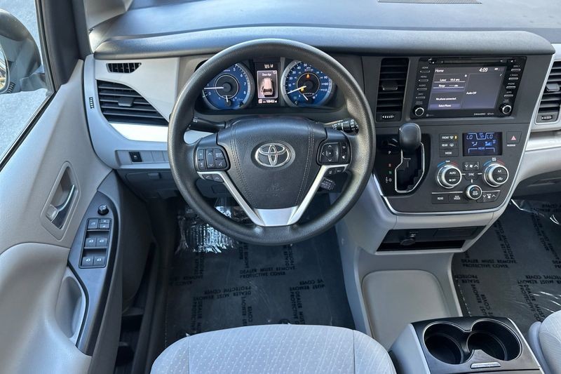 Toyota Sienna Vehicle Full-screen Gallery Image 14