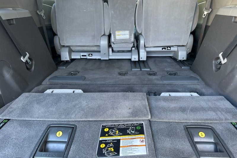 Toyota Sienna Vehicle Full-screen Gallery Image 16