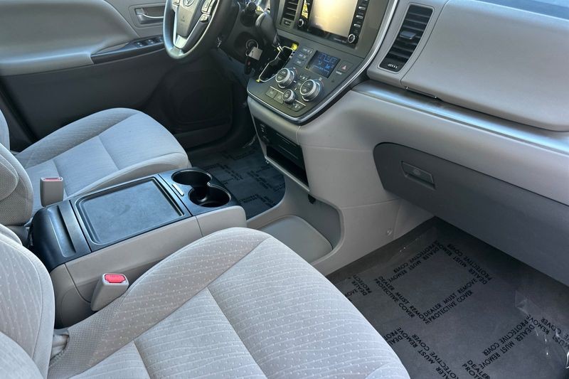 Toyota Sienna Vehicle Full-screen Gallery Image 17