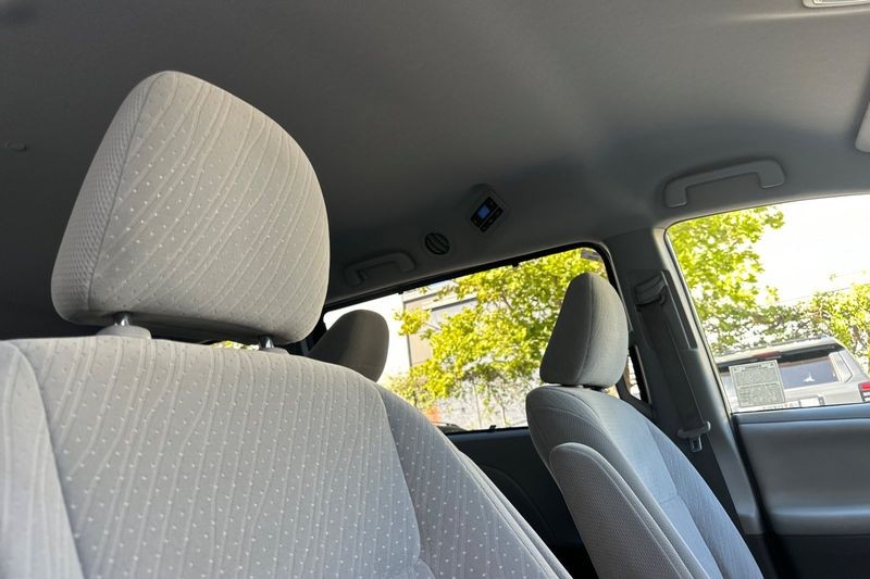 Toyota Sienna Vehicle Full-screen Gallery Image 18