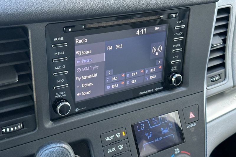 Toyota Sienna Vehicle Full-screen Gallery Image 19