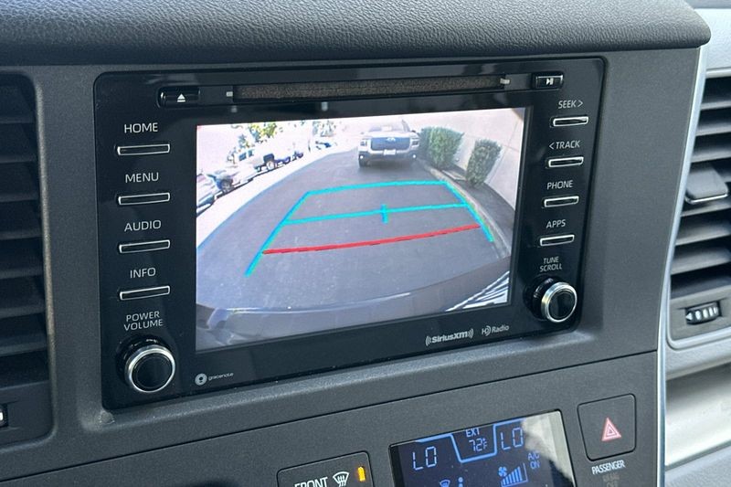 Toyota Sienna Vehicle Full-screen Gallery Image 20