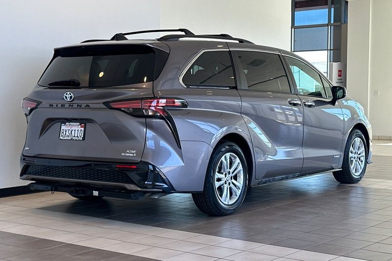 Toyota Sienna Vehicle Full-screen Gallery Image 04
