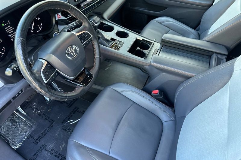Toyota Sienna Vehicle Full-screen Gallery Image 10