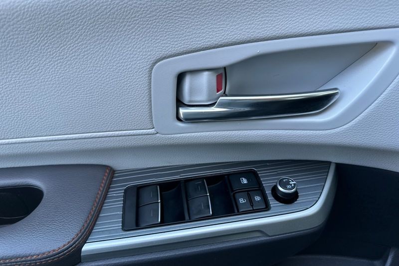 Toyota Sienna Vehicle Full-screen Gallery Image 11