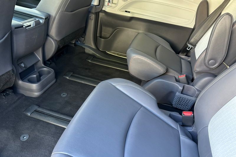 Toyota Sienna Vehicle Full-screen Gallery Image 12