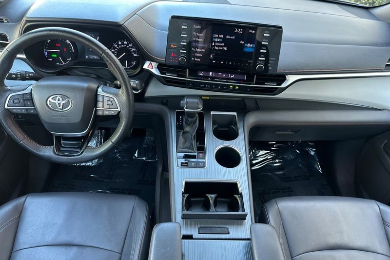 Toyota Sienna Vehicle Full-screen Gallery Image 13