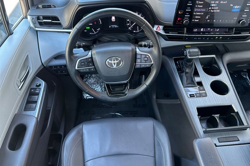 Toyota Sienna Vehicle Full-screen Gallery Image 14