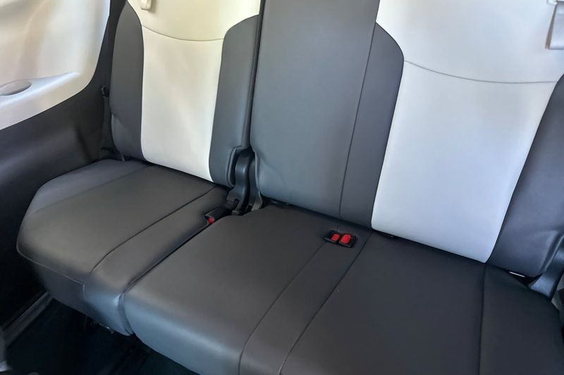 Toyota Sienna Vehicle Full-screen Gallery Image 15