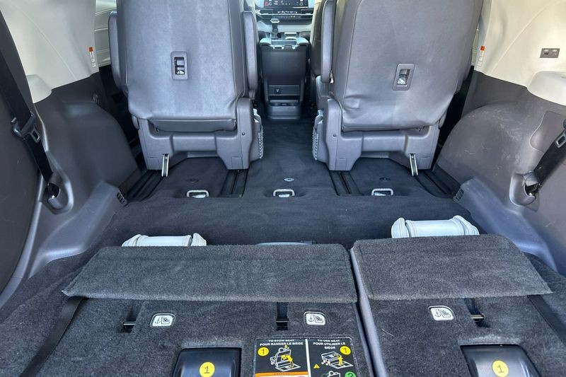 Toyota Sienna Vehicle Full-screen Gallery Image 16