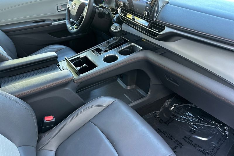 Toyota Sienna Vehicle Full-screen Gallery Image 17