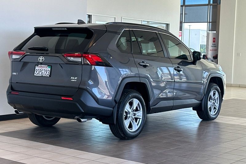 Toyota RAV4 Vehicle Full-screen Gallery Image 04
