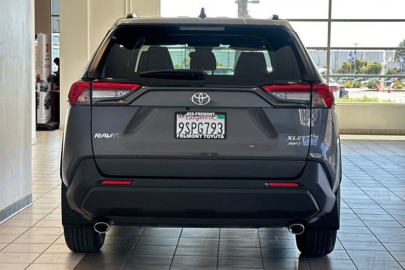 Toyota RAV4 Vehicle Full-screen Gallery Image 05