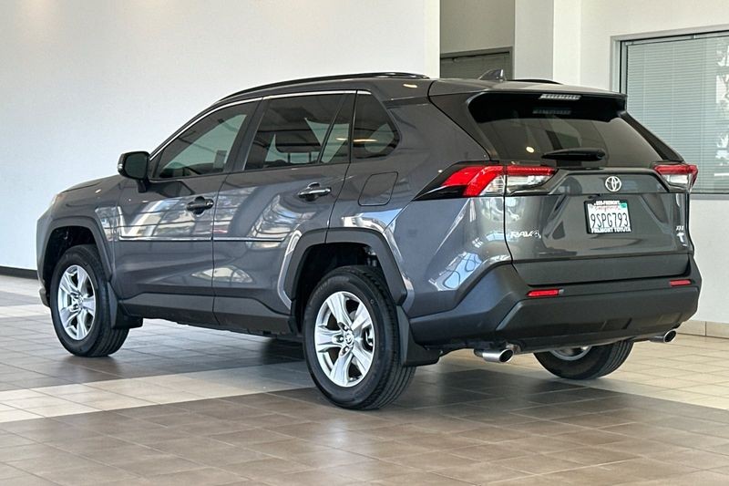 Toyota RAV4 Vehicle Full-screen Gallery Image 06