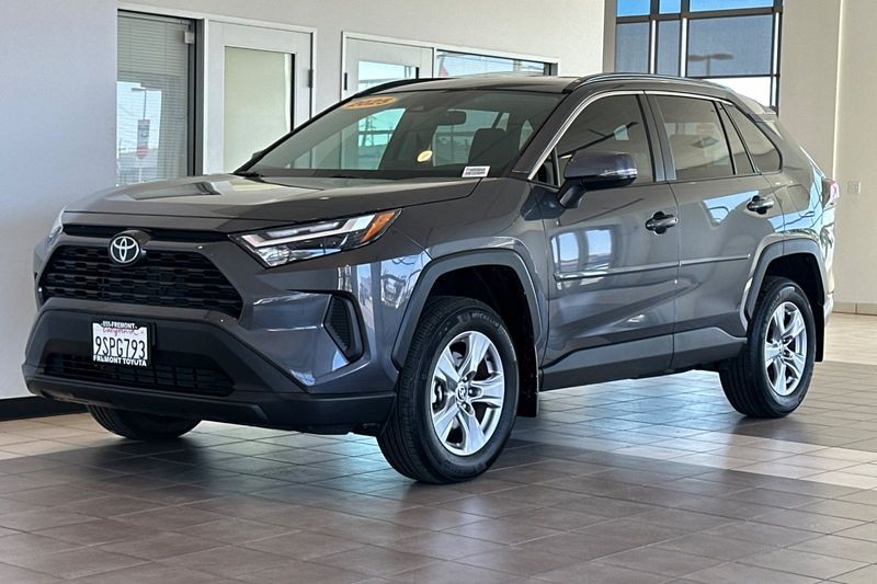 Toyota RAV4 Vehicle Full-screen Gallery Image 08