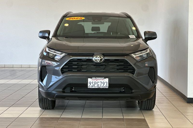 Toyota RAV4 Vehicle Full-screen Gallery Image 09
