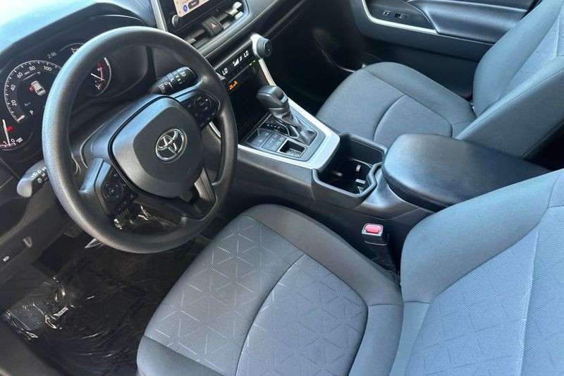 Toyota RAV4 Vehicle Full-screen Gallery Image 10