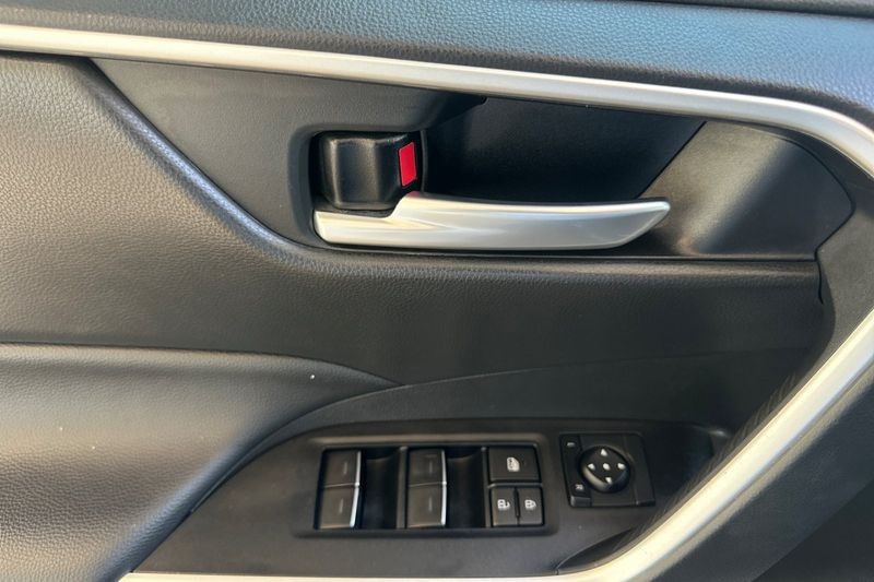 Toyota RAV4 Vehicle Full-screen Gallery Image 11