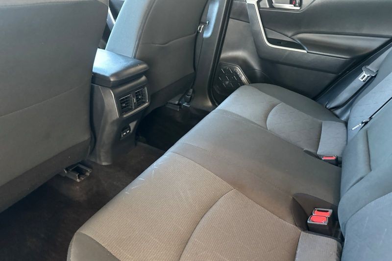 Toyota RAV4 Vehicle Full-screen Gallery Image 12