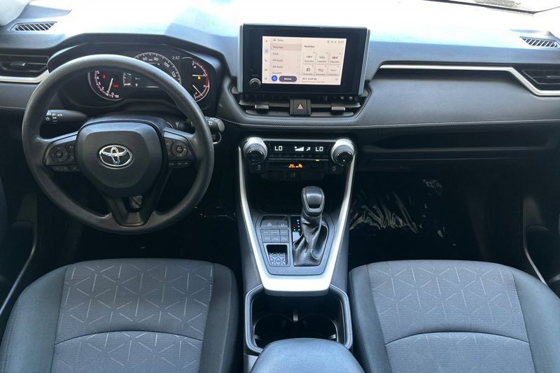 Toyota RAV4 Vehicle Full-screen Gallery Image 13