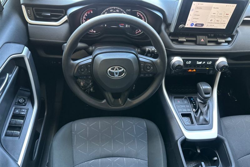 Toyota RAV4 Vehicle Full-screen Gallery Image 14