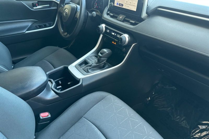 Toyota RAV4 Vehicle Full-screen Gallery Image 16