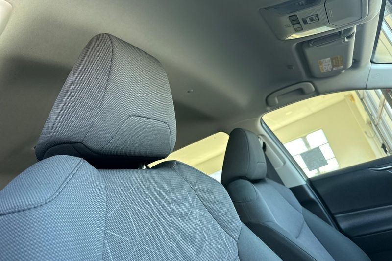 Toyota RAV4 Vehicle Full-screen Gallery Image 17