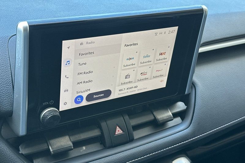 Toyota RAV4 Vehicle Full-screen Gallery Image 18