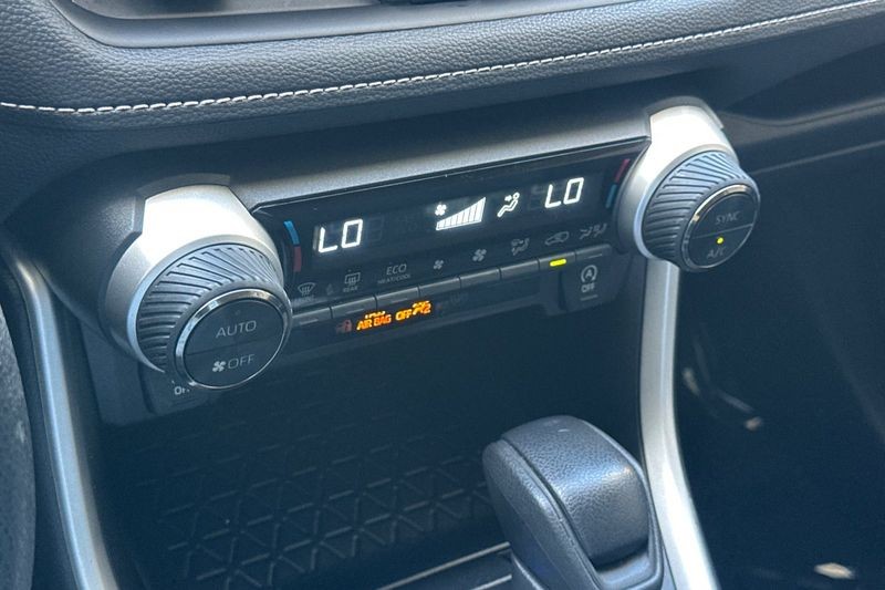 Toyota RAV4 Vehicle Full-screen Gallery Image 20