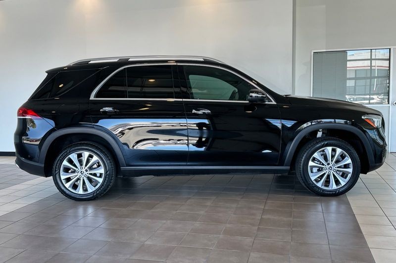 Mercedes-Benz GLE Vehicle Full-screen Gallery Image 03
