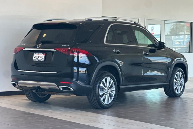 Mercedes-Benz GLE Vehicle Full-screen Gallery Image 04