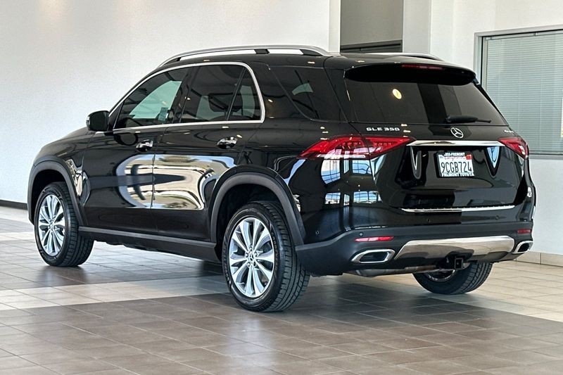 Mercedes-Benz GLE Vehicle Full-screen Gallery Image 06