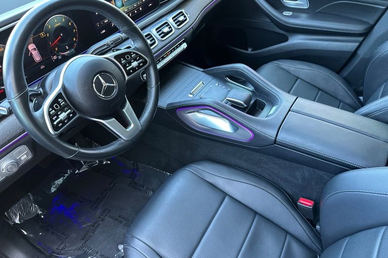 Mercedes-Benz GLE Vehicle Full-screen Gallery Image 10