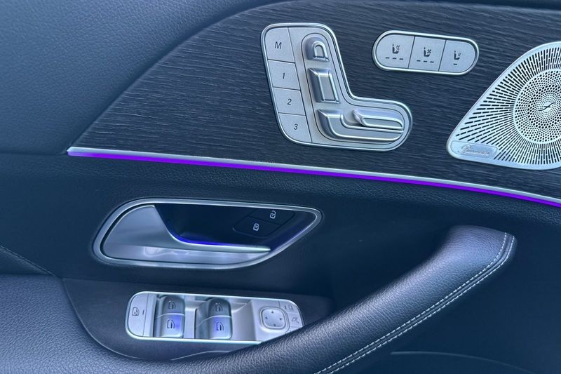 Mercedes-Benz GLE Vehicle Full-screen Gallery Image 11