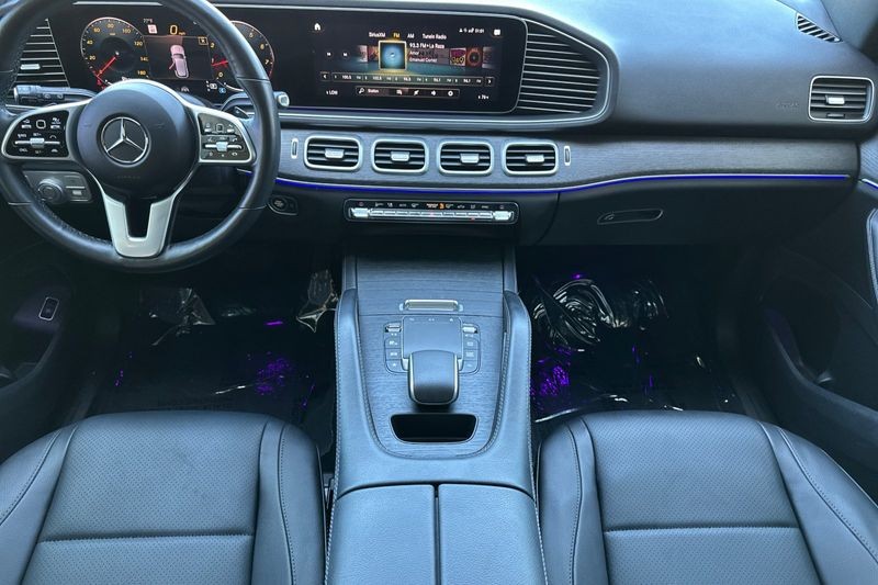 Mercedes-Benz GLE Vehicle Full-screen Gallery Image 13