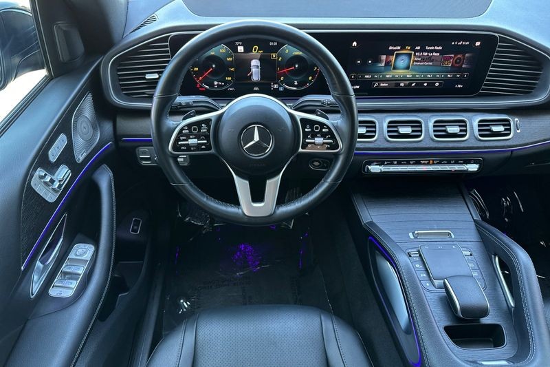 Mercedes-Benz GLE Vehicle Full-screen Gallery Image 14