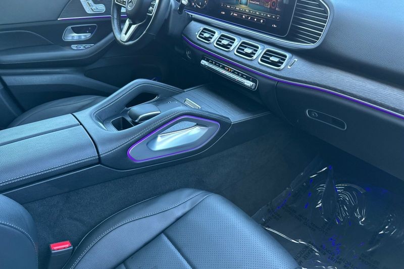 Mercedes-Benz GLE Vehicle Full-screen Gallery Image 16