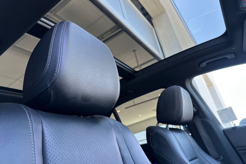 Mercedes-Benz GLE Vehicle Full-screen Gallery Image 17