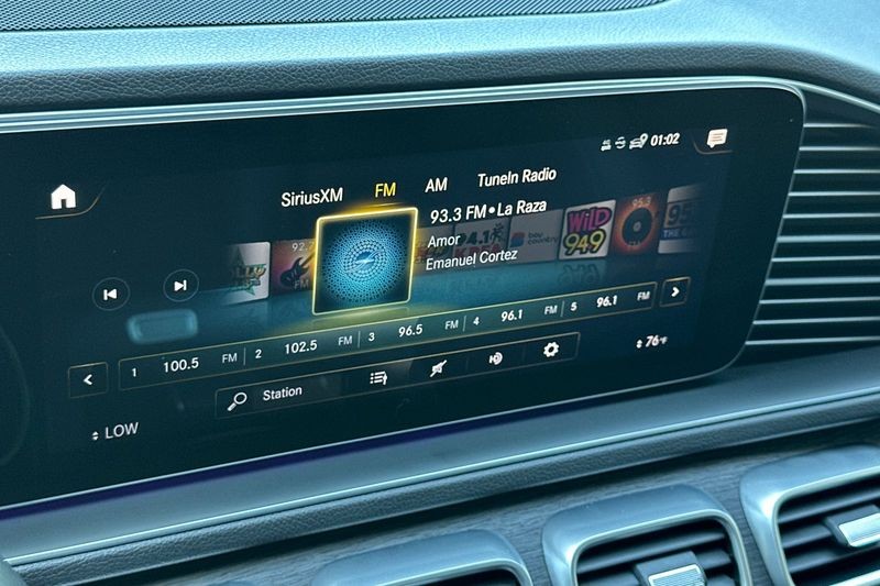 Mercedes-Benz GLE Vehicle Full-screen Gallery Image 18