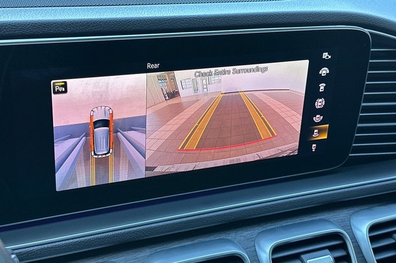 Mercedes-Benz GLE Vehicle Full-screen Gallery Image 19