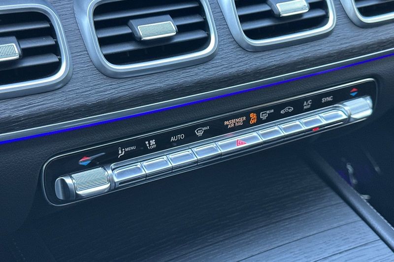 Mercedes-Benz GLE Vehicle Full-screen Gallery Image 20
