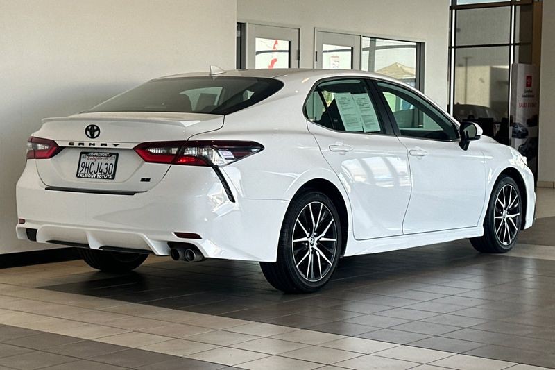 Toyota Camry Vehicle Full-screen Gallery Image 04