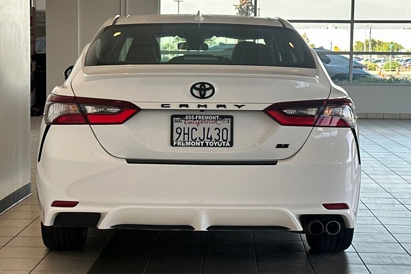 Toyota Camry Vehicle Full-screen Gallery Image 05