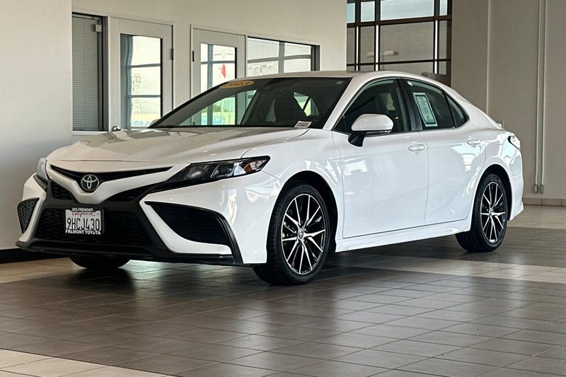 Toyota Camry Vehicle Full-screen Gallery Image 08