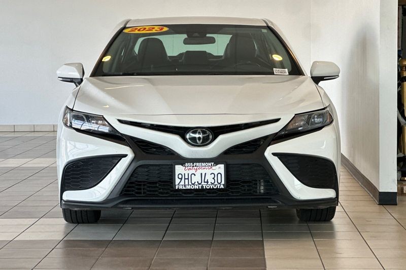 Toyota Camry Vehicle Full-screen Gallery Image 09