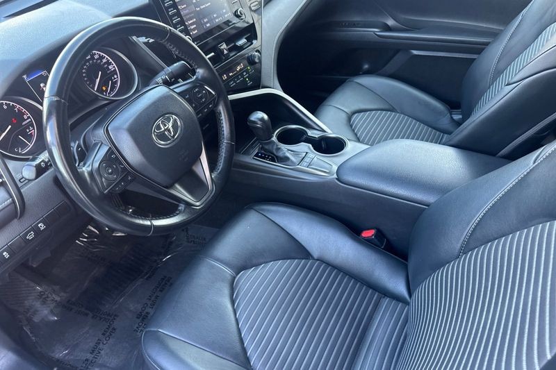 Toyota Camry Vehicle Full-screen Gallery Image 10
