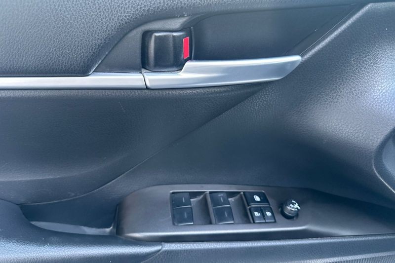 Toyota Camry Vehicle Full-screen Gallery Image 11