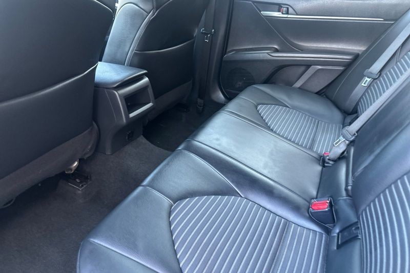 Toyota Camry Vehicle Full-screen Gallery Image 12